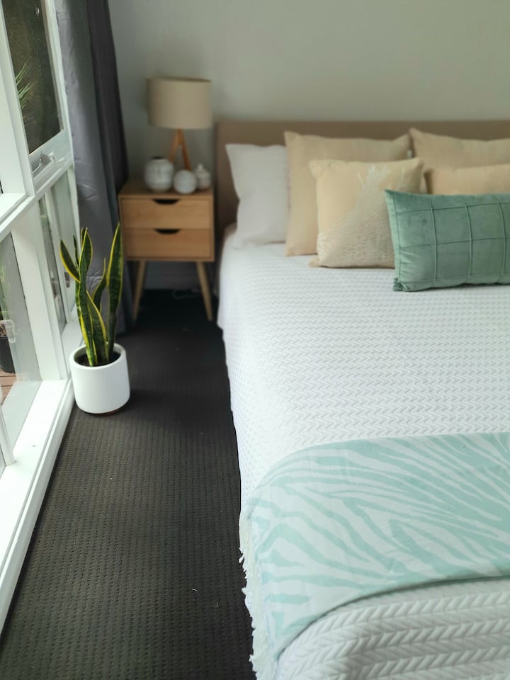 Მთავარი საძინებელი 152 × 203 სმ ზომის საწოლით გადაჰყურებს ცალკე შიდა ეზოს.