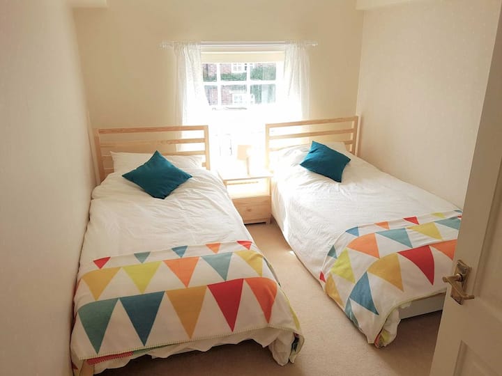 ห้องเตียงแฝดที่มีเตียงเดี่ยวขนาดใหญ่เหมาะสำหรับผู้ใหญ่ 2 คนหากจำเป็น