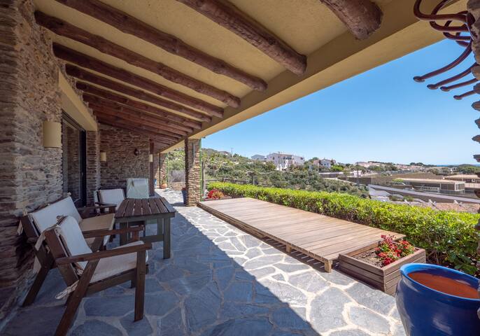 Casa con vistas al mar y estacionamiento privado gallery image 2