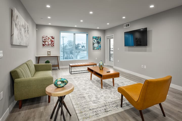 غرفة معيشة مع تلفزيون روكو بمقاس 55 بوصة بجودة 4 K