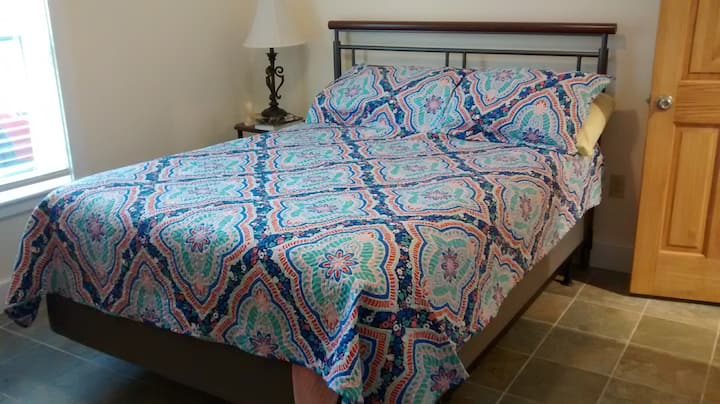 chumba cha kulala na kitanda cha malkia, kabati la nguo na ufikiaji wa moja kwa moja wa bafu