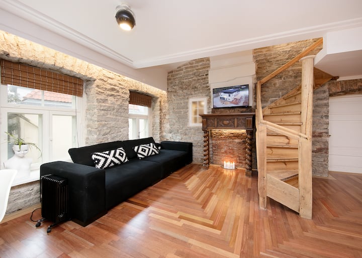 Nuns Tower Apt+3br+fireplace+garden, In Old Town - Tallinn