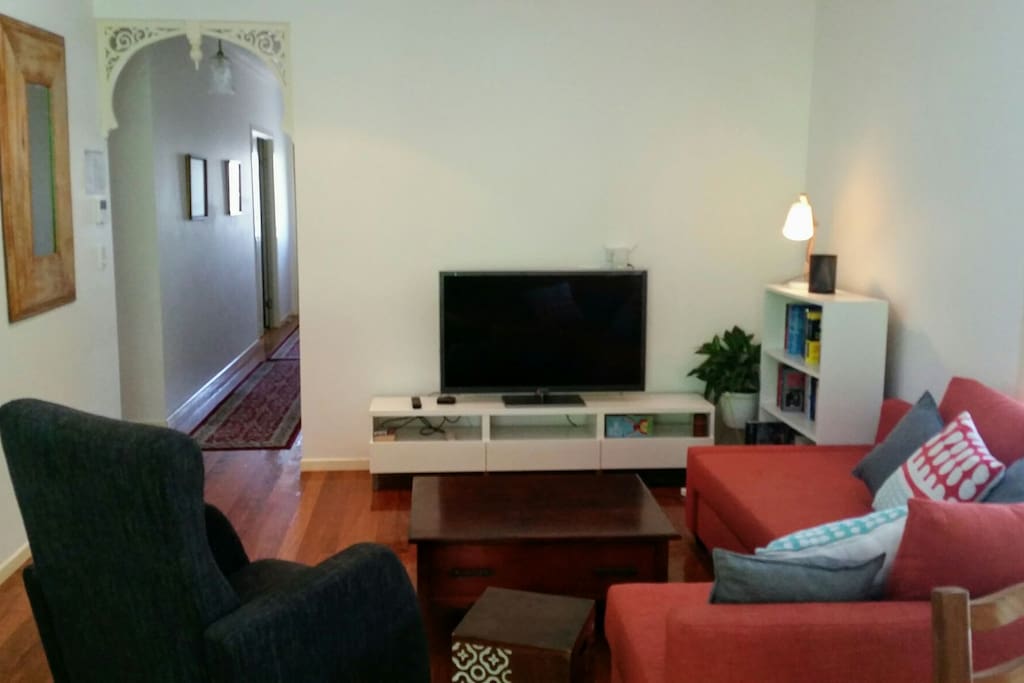 Relaxing lounge area. Sofa bed if needed. Netflix!