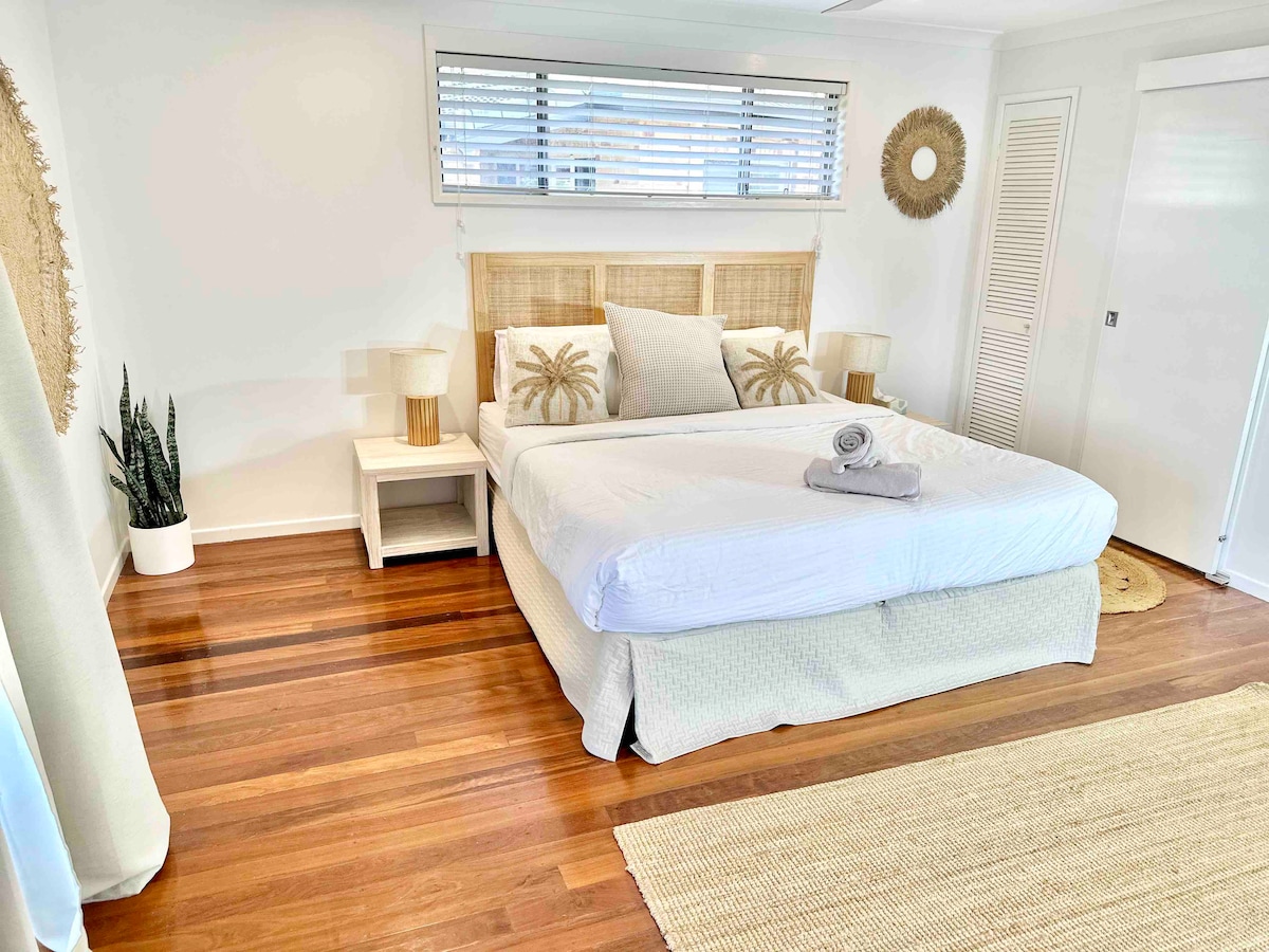 Waar dromen uitkomen ✨✨ Een hemelse slaapkamer versierd met een wit bed en warme houten vloeren. #DreamyEscape #BedroomGoals #SereneSanctuary