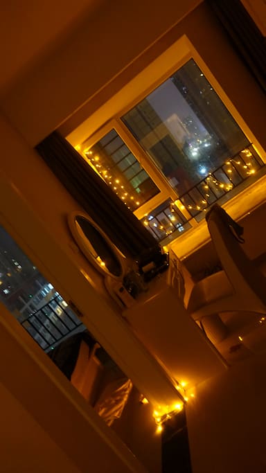夜晚往窗台一坐,打开灯,光是发呆都觉得心情很平静。也适合爱美的女生拍照、录视频、玩抖音或直播喔