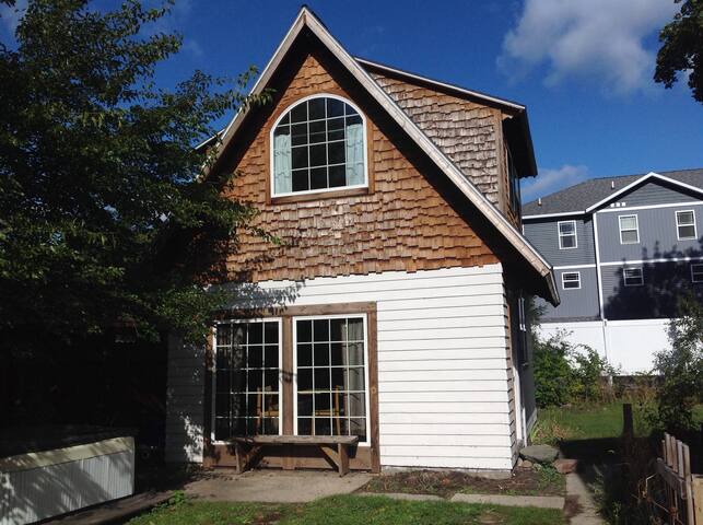 Cozy, Rustic Tiny House, Near Everything, In Town