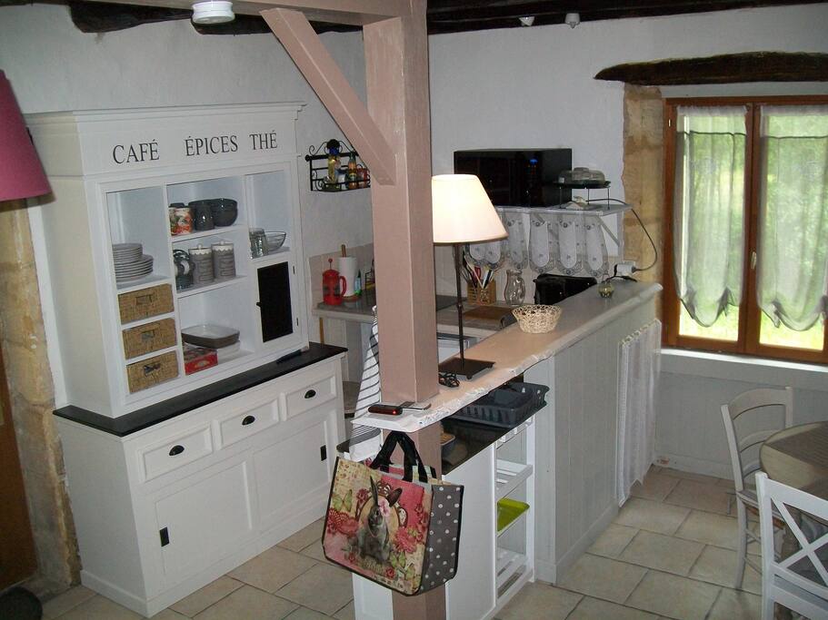 coin cuisine avec vitro,micro ondes,bouilloire,grille-pain...