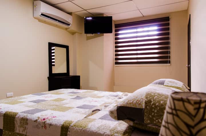 Las habitaciones cuentan con Aire acondiciona, Smart Tv (Incluye Netflix) para tu relax y pasatiempo.