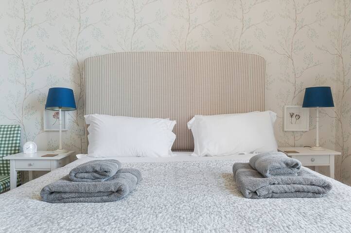 Elegant 2 Bedroom Central Apartment with Parking gallery image 4