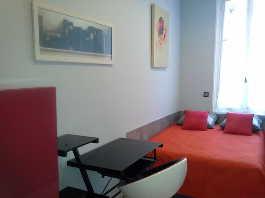 chambre séparée avec coin bureau