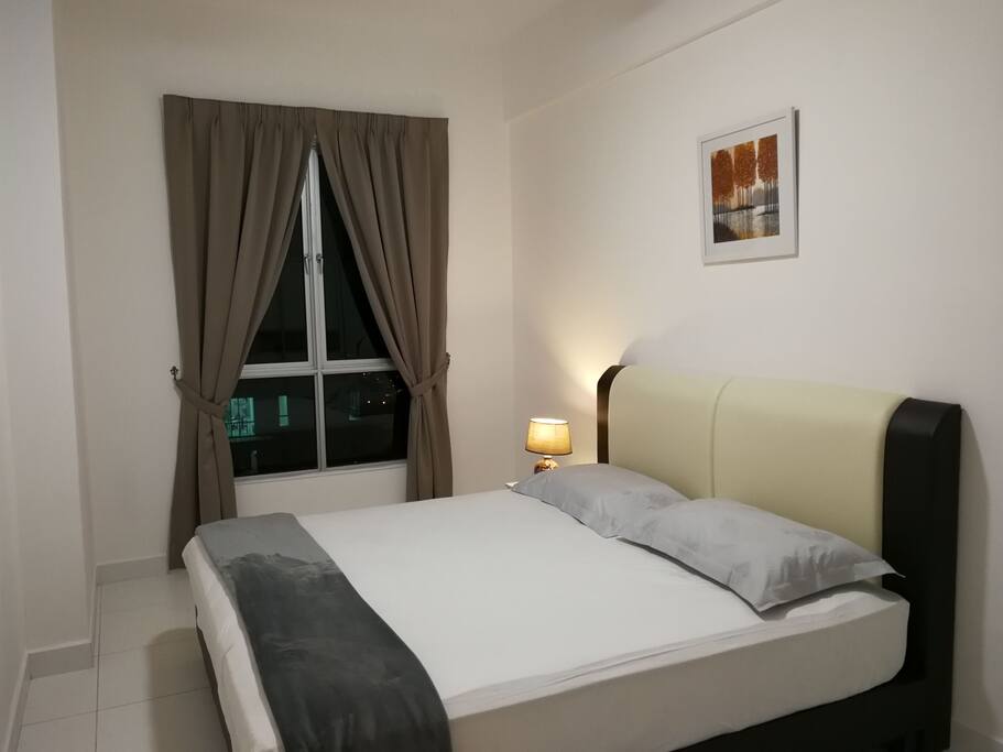 Bedroom with king size bed