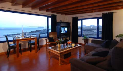 Top performing Airbnb: Casa Esquina del Mar - the ocean... our neighbor! in Teguise