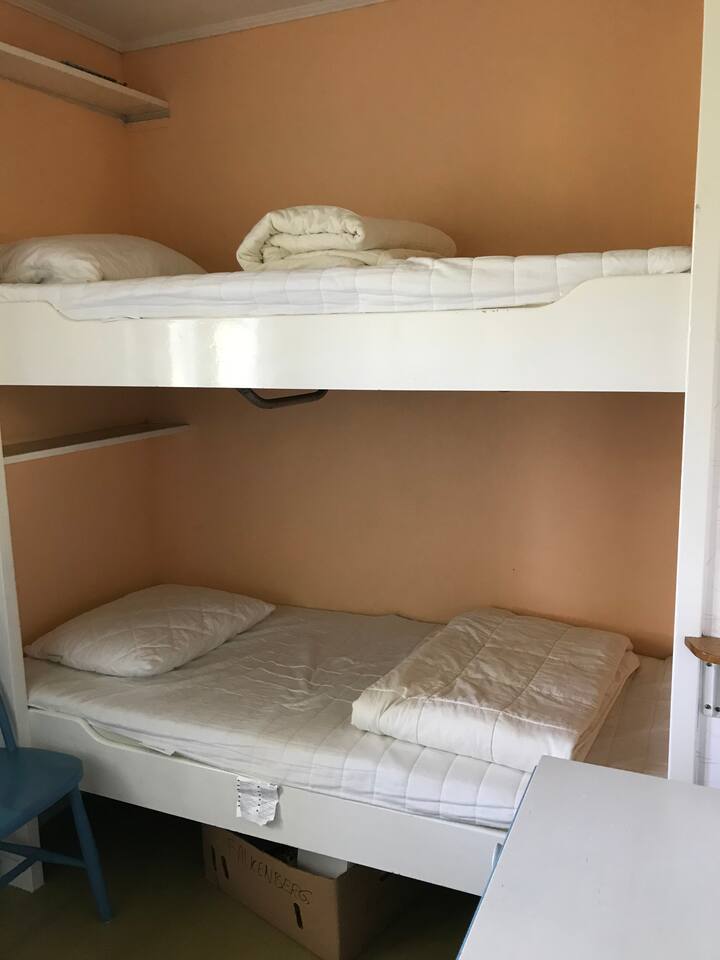 Mittleres Schlafzimmer mit Etagenbett.