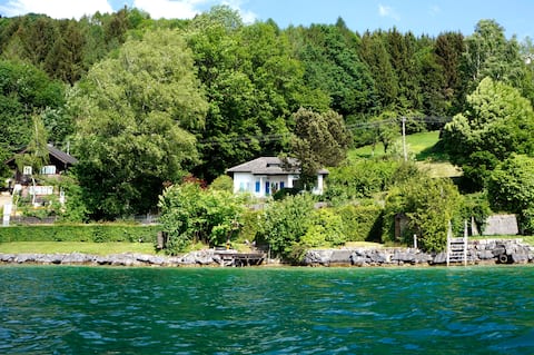 Charming vacation home & swimming area at Lake Attersee