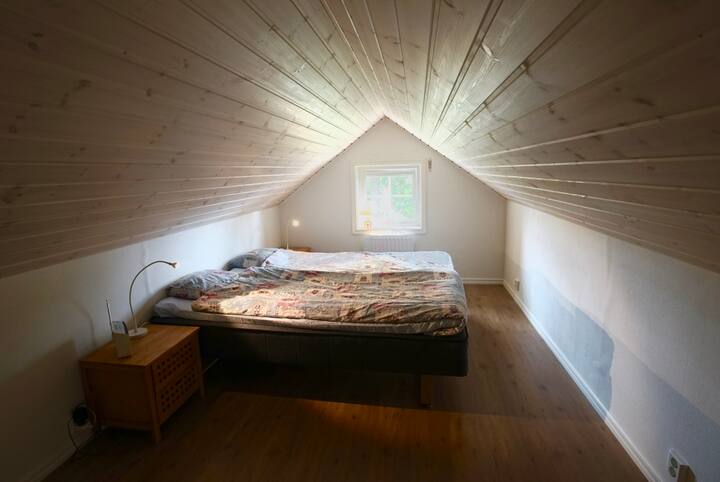 غرفة نوم في الطابق العلوي 1