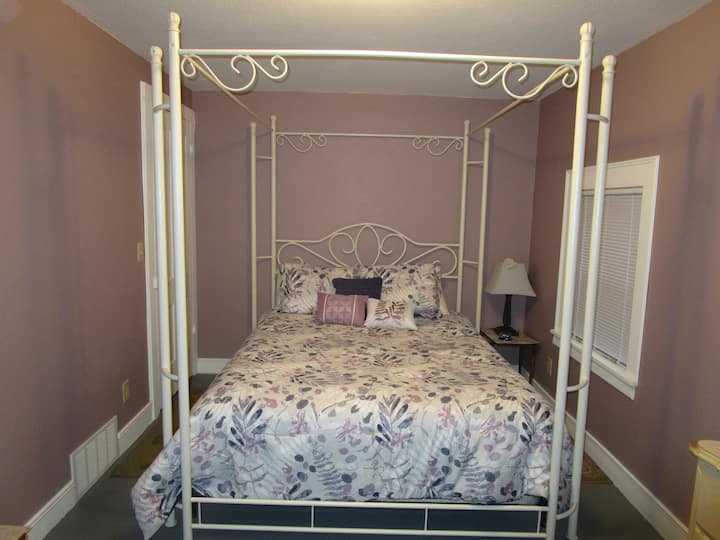 Nedavno renovirana spavaća soba na drugom spratu, bračni krevet