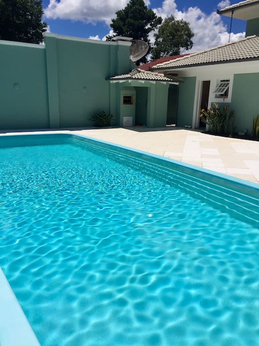 Área externa - piscina com chirrasqueira