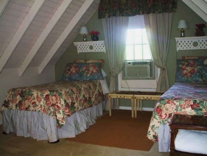 Morning Glory HouseConchoChristoval River Retreat Cottages for Rent