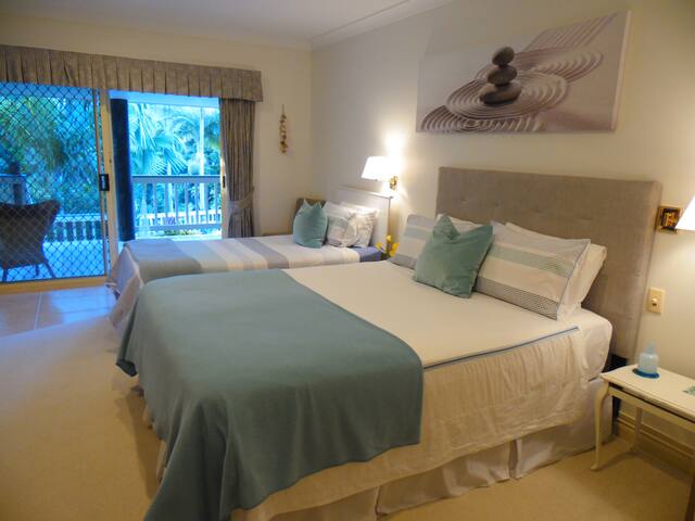 Dundowran Beach Retreat Bed and Breakfast