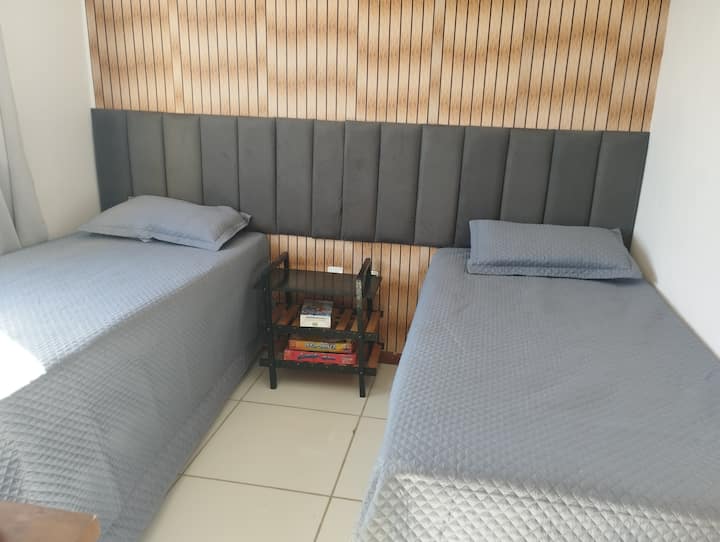 غرفة بسريرين مفردين ويمكن تحويلها إلى سرير مزدوج