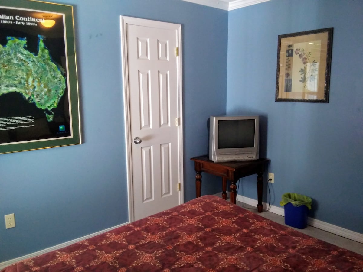 Третата спална соба содржи цврст брачен кревет (широк 150-179 см) и телевизор за гледање ДВД филмови.