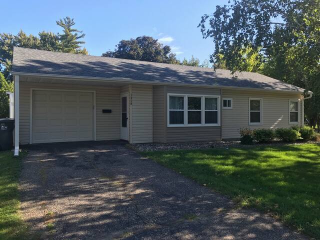 Amazing Two homes. Sleeps 12. Moa Airport Parks gallery image 3