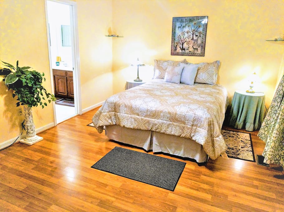 The Blue Ivy Parkview en Suite is a large spacious king size bedroom with large double sink private bathroom and facing a beautiful park with a large closet. Lot of natural light. Hardwood floors. Quiet private space on a third floor