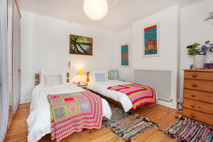 Dormitorio doble con mantas de colores