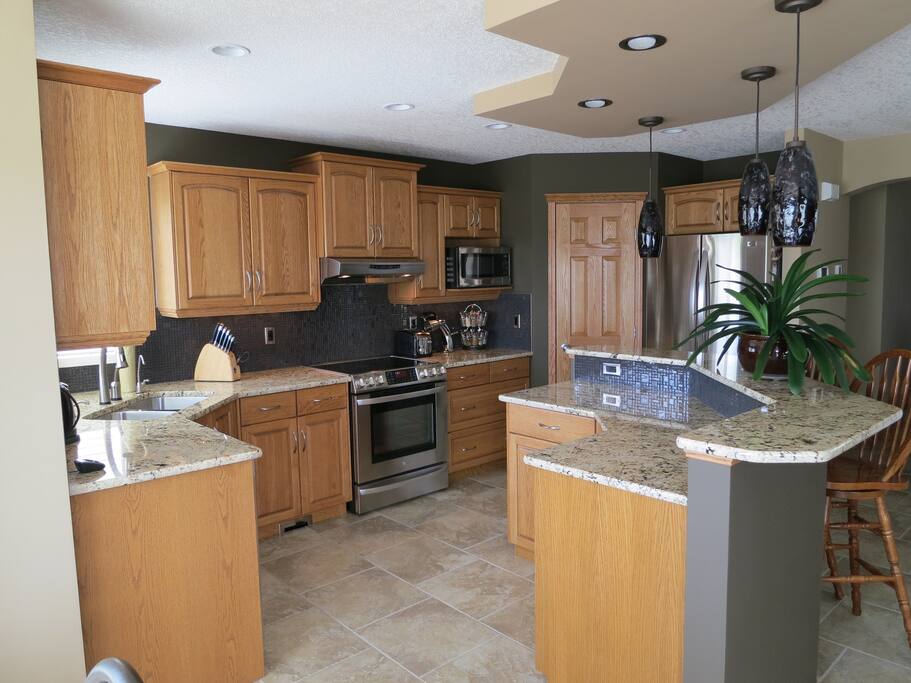 Kitchen w/raised eating bar for 4