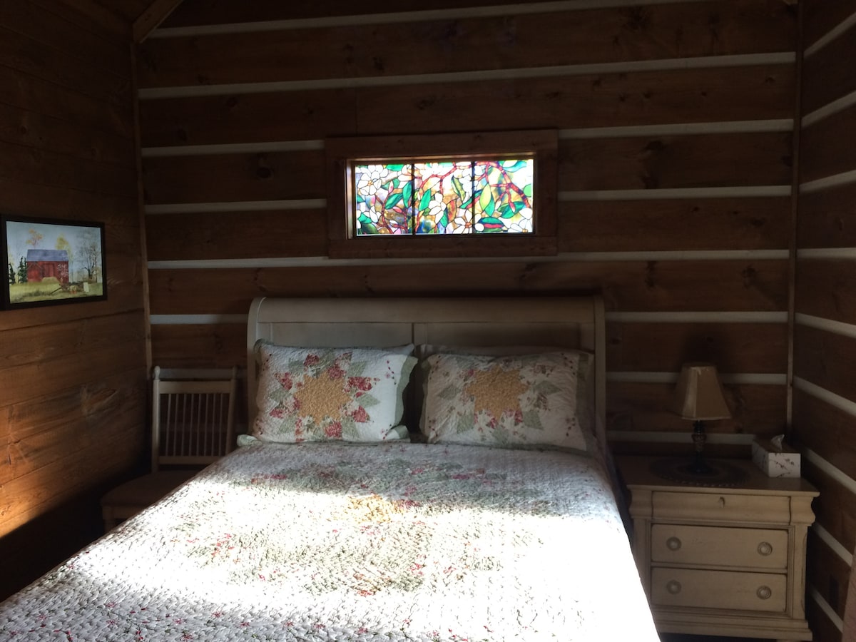 Поглед кон спална соба со брачен кревет ( 