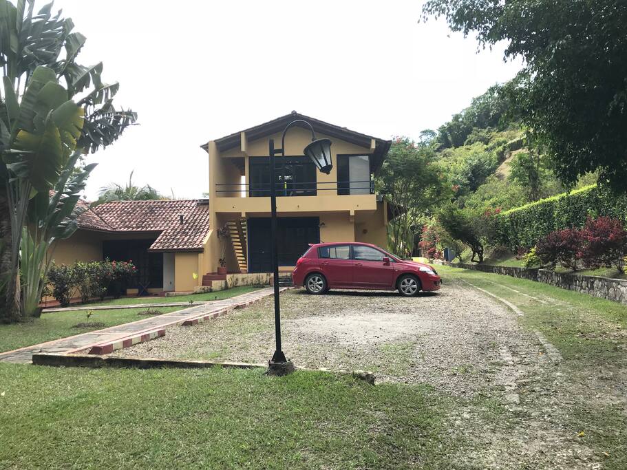 Parqueo para 5 vehículos