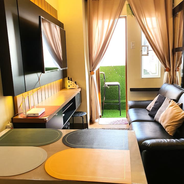 Alabang 1br Penthouse W/ Balcony Pool Gym Netflix - Las Piñas