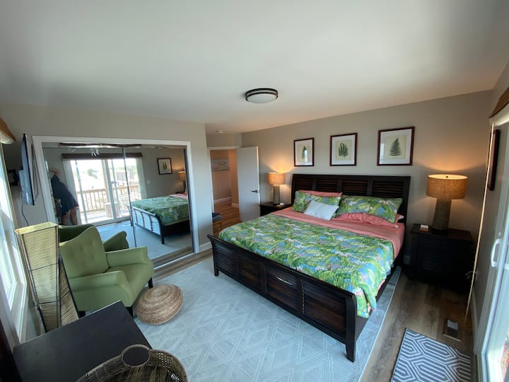 La sala Botanicals Room incluye una silla de lectura para que los huéspedes puedan disfrutar de un momento de tranquilidad lejos de sus huéspedes cuando necesiten un descanso. La cama tamaño king da al amanecer, lo que garantiza un comienzo temprano de cada día si quieres atrapar las mejores conchas de OBX.