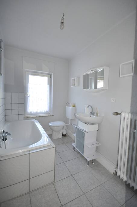 Bad mit Wanne/WC