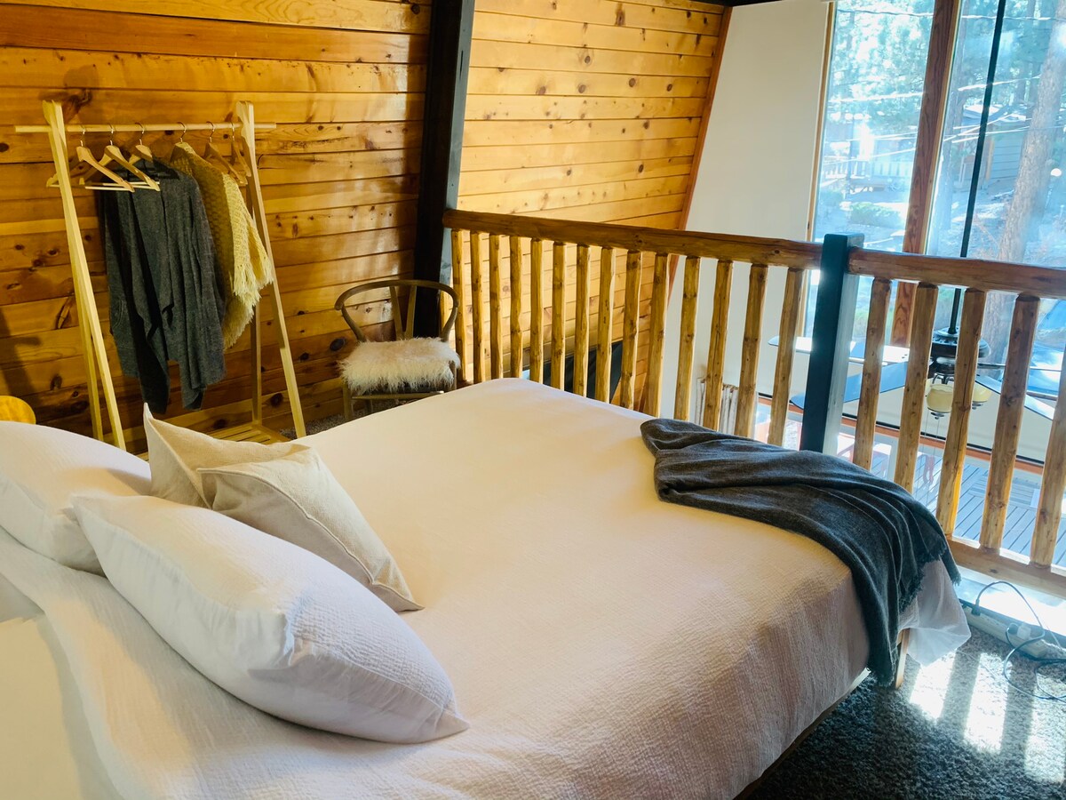 带一张标准双人床的阁楼卧室