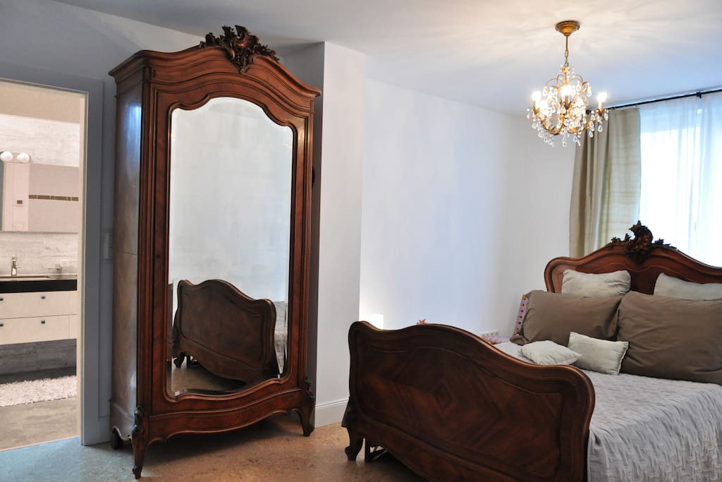 1 von 2 Schlafzimmer mit on suite Bad