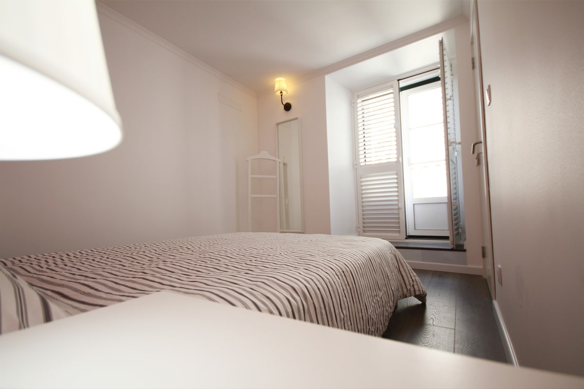 Стая с двойно легло с изглед към реката и балкон