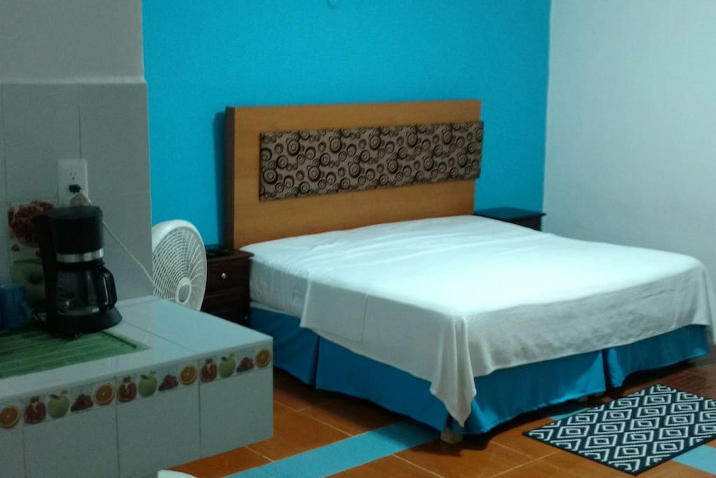 Cama kinzae, cafetera, plancha