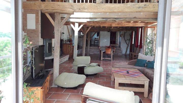 vue du salon et séjour depuis la baie vitrée;