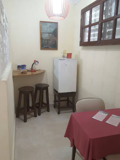 Mini-bar con todo adentro. Diferentes bebidas.