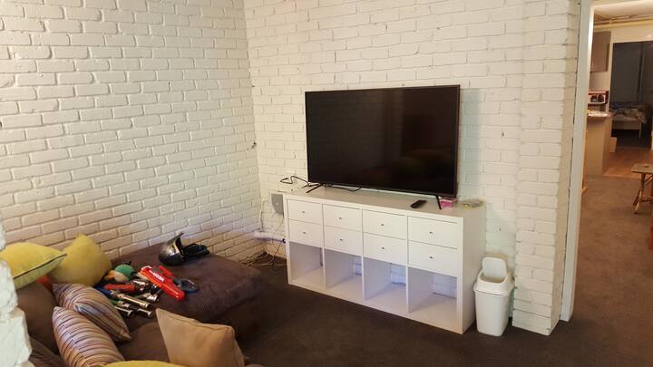 Ძალიან ფართო მისაღები სივრცე, რომელიც აღჭურვილია შეზლონგებით, თაროებით და 55" UHD LED ტელევიზორით, ყავის მაგიდით და აბაზანის სკამებით, დივნით (ორადგილიანი გასაშლელი დივანი) და ოსმალური (ერთადგილიანი გასაშლელი დივანი).