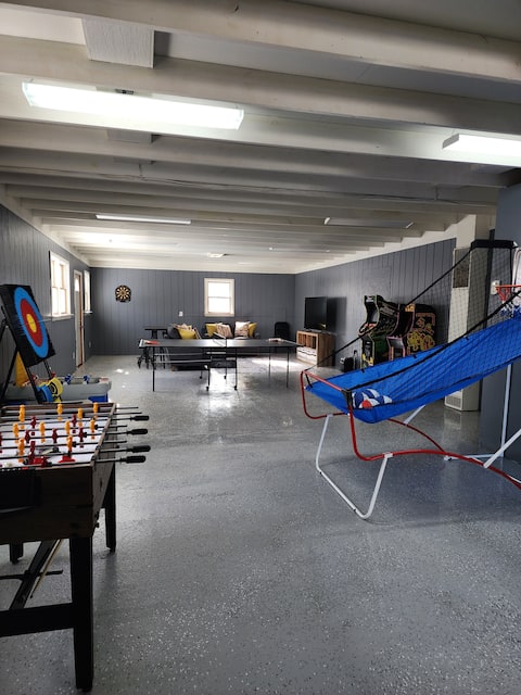 Cabin in Oscoda with hot tub and game room