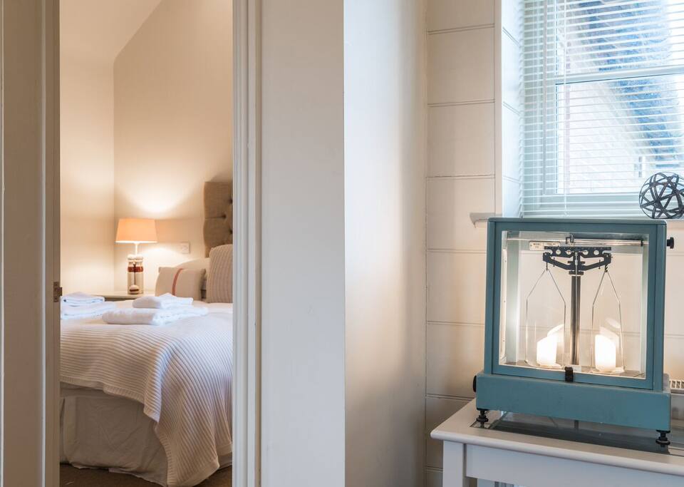 Have a restful night in a king size luxury mattress and comfortable bed