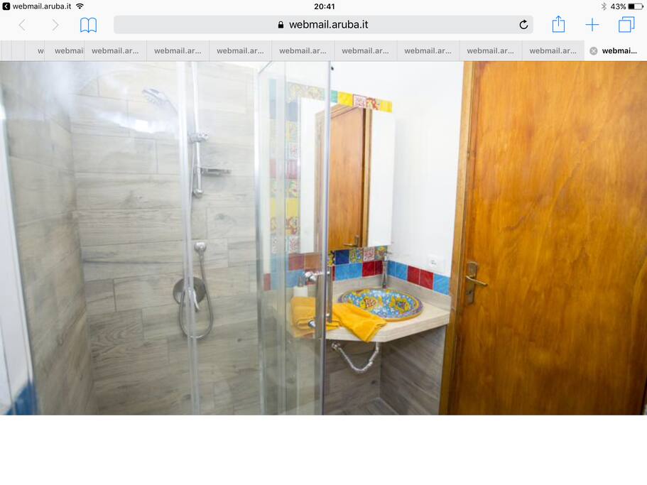 Doccia nel bagno con ceramiche artistiche di caltagirone