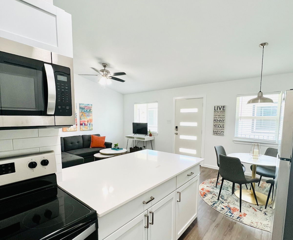 Bright Renovated Condo, minutes from UT/Downtown