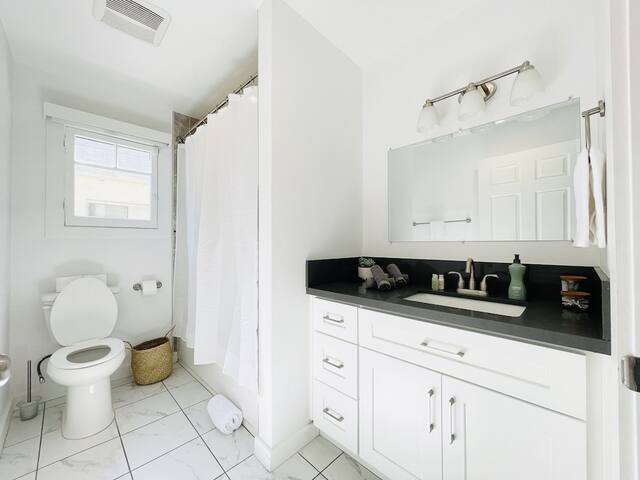 Stunning Craftsman Private Home in Jefferson Park! gallery image 2