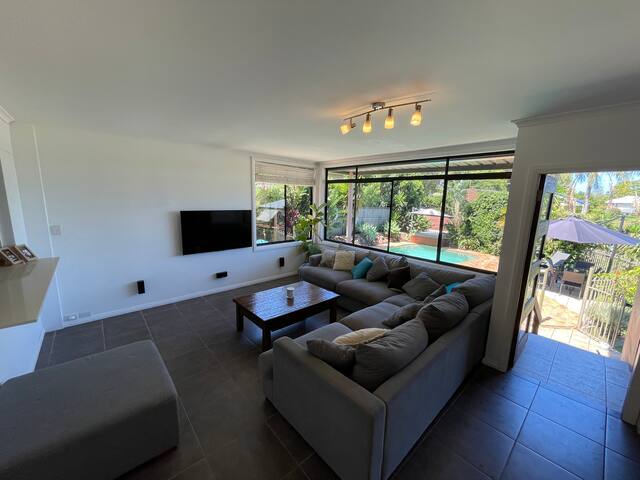 Large house w/pool. Walking distance to the beach! gallery image 4