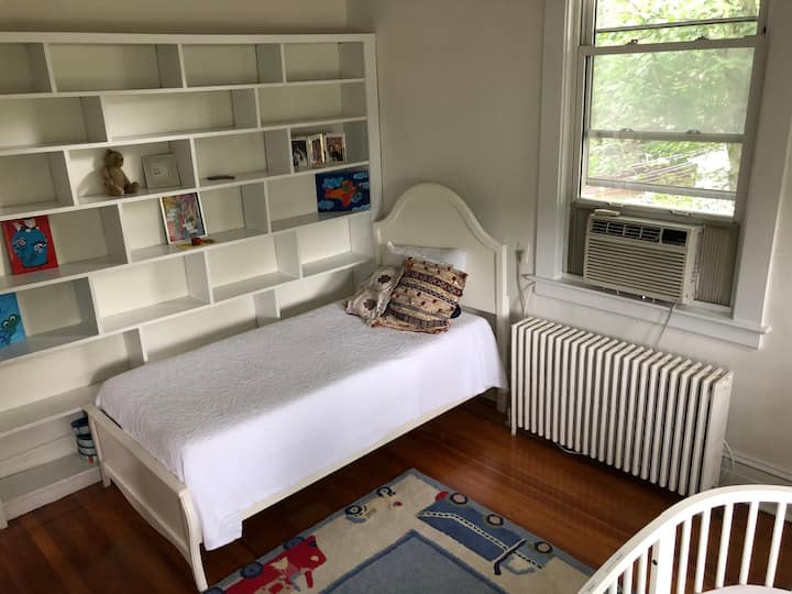 Spavaća soba s krevetom za jednu osobu i krevetićem 