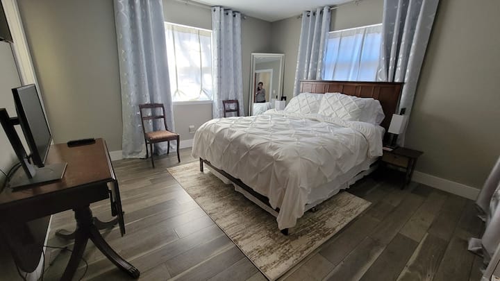 غرفة النوم الرئيسية - ملاحظة طاولة الجدة العتيقة والكراسي