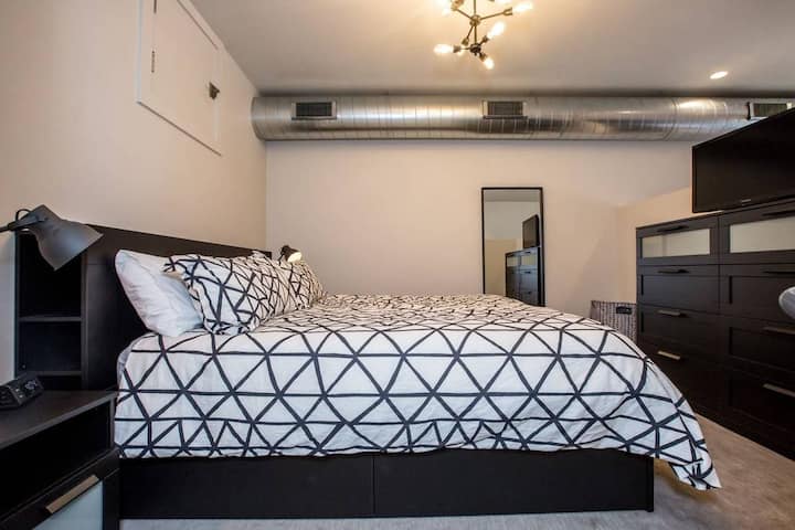 ห้องนอนสไตล์ลอฟท์ที่สะดวกสบายพร้อมเตียงขนาดคิงไซส์